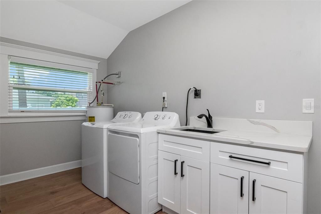 For Sale: $579,000 (2 beds, 1 baths, 1252 Square Feet)