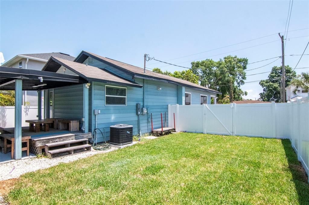 For Sale: $579,000 (2 beds, 1 baths, 1252 Square Feet)