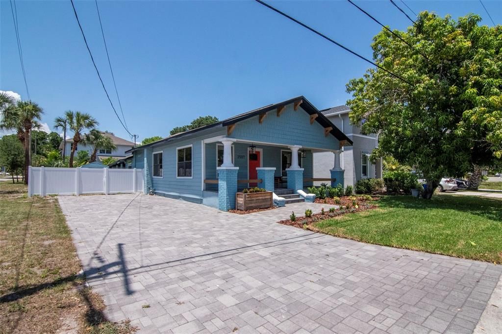 For Sale: $579,000 (2 beds, 1 baths, 1252 Square Feet)