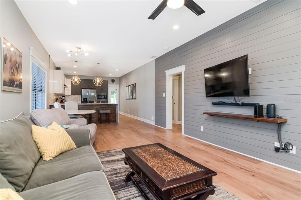 For Sale: $579,000 (2 beds, 1 baths, 1252 Square Feet)