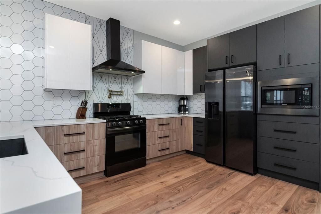 For Sale: $579,000 (2 beds, 1 baths, 1252 Square Feet)