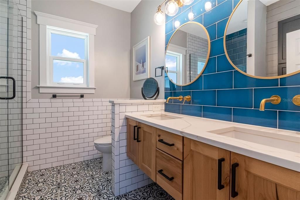 For Sale: $579,000 (2 beds, 1 baths, 1252 Square Feet)