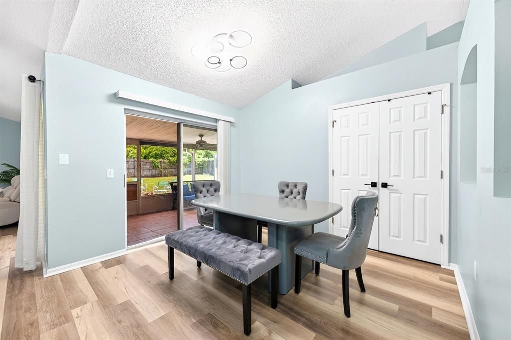 En Venta: $335,000 (4 camas, 2 baños, 1688 Pies cuadrados)