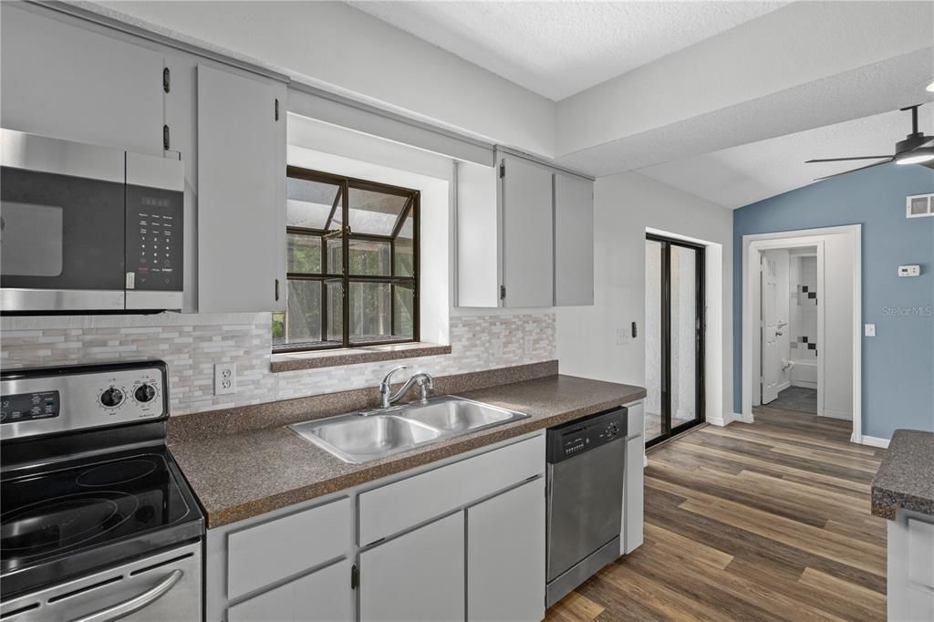 For Sale: $260,000 (3 beds, 2 baths, 1144 Square Feet)