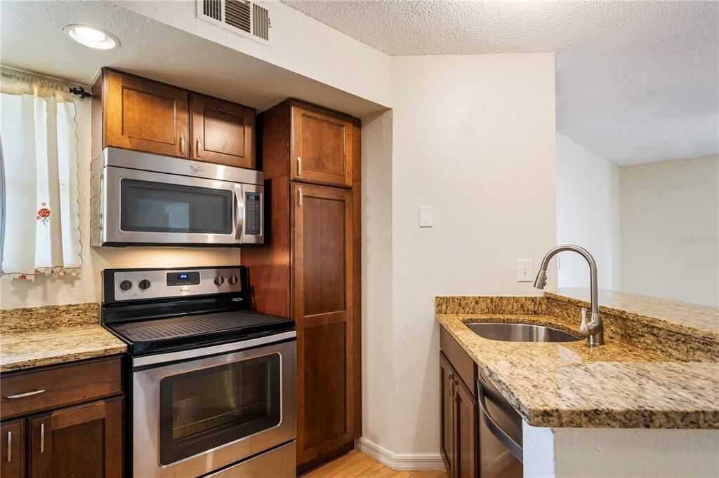 For Sale: $160,000 (2 beds, 2 baths, 1101 Square Feet)