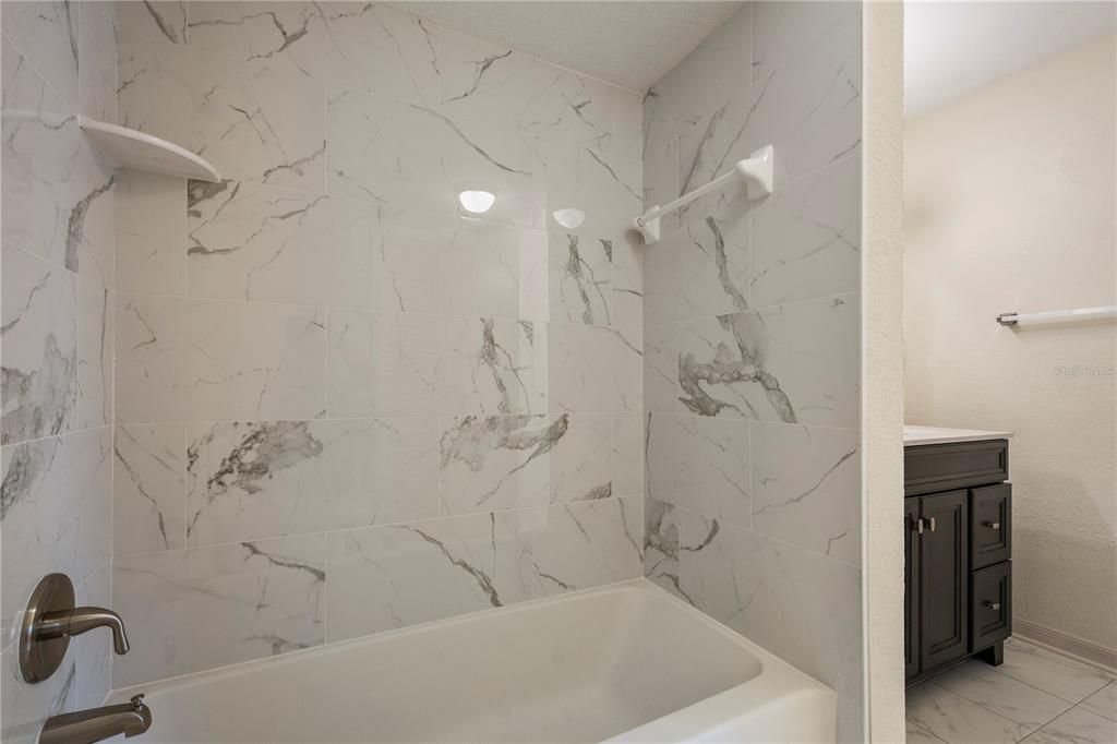 For Sale: $160,000 (2 beds, 2 baths, 1101 Square Feet)