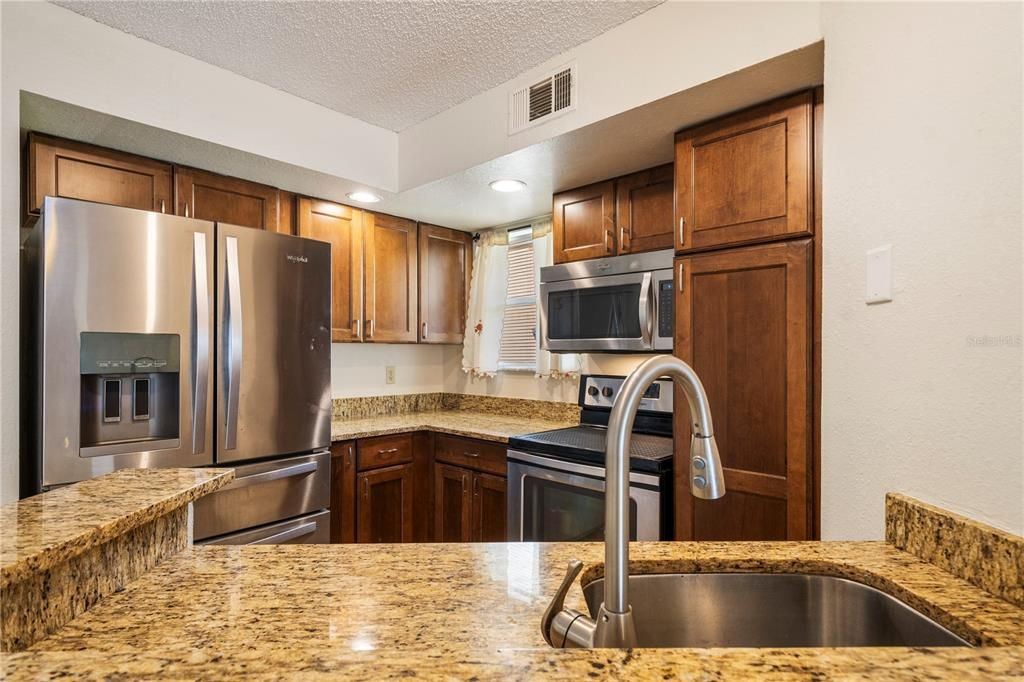 For Sale: $160,000 (2 beds, 2 baths, 1101 Square Feet)