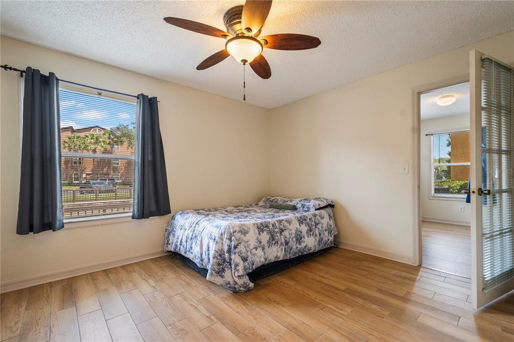 For Sale: $160,000 (2 beds, 2 baths, 1101 Square Feet)