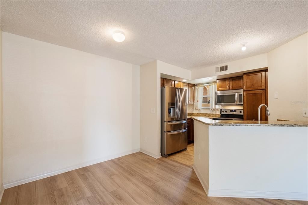 For Sale: $160,000 (2 beds, 2 baths, 1101 Square Feet)