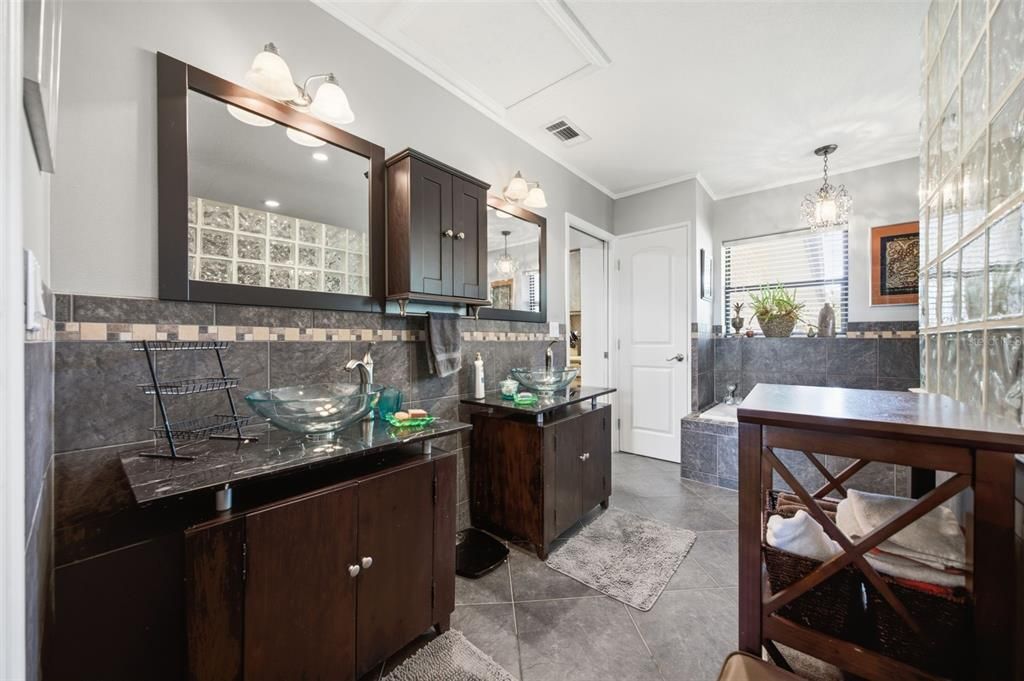 Activo con contrato: $579,000 (4 camas, 2 baños, 2058 Pies cuadrados)