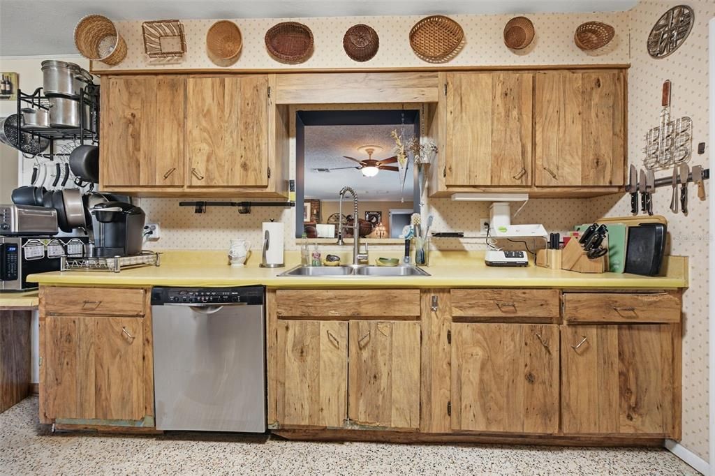 Activo con contrato: $579,000 (4 camas, 2 baños, 2058 Pies cuadrados)