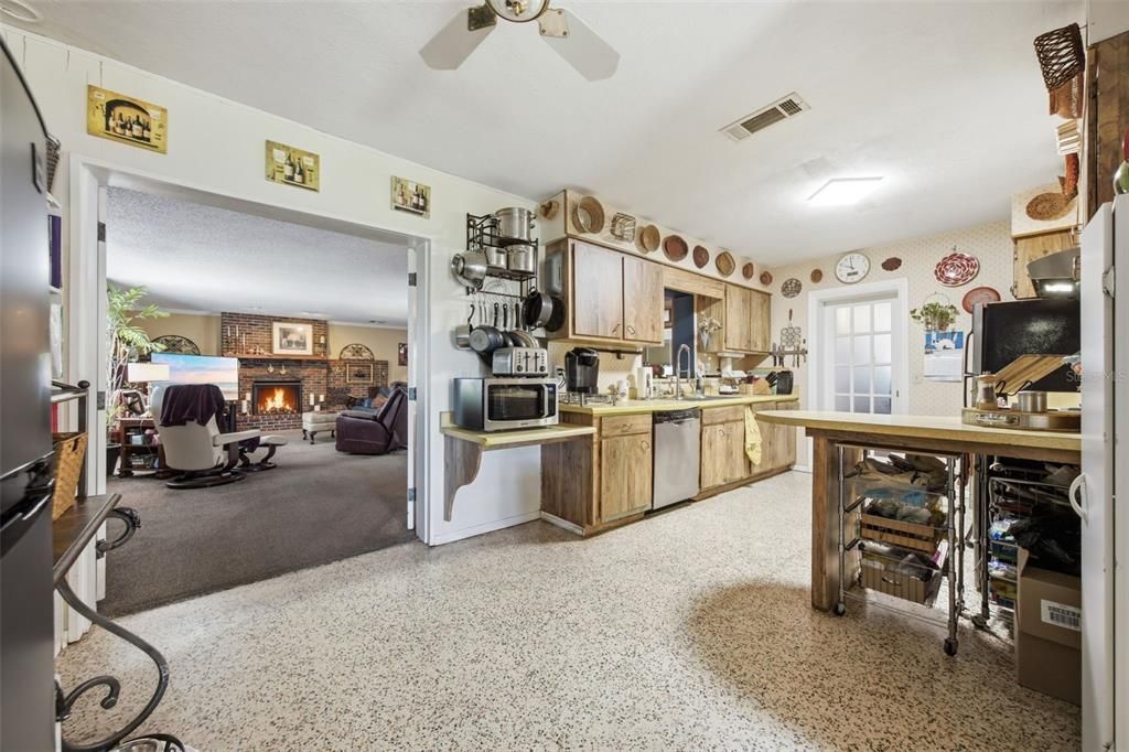 Activo con contrato: $579,000 (4 camas, 2 baños, 2058 Pies cuadrados)