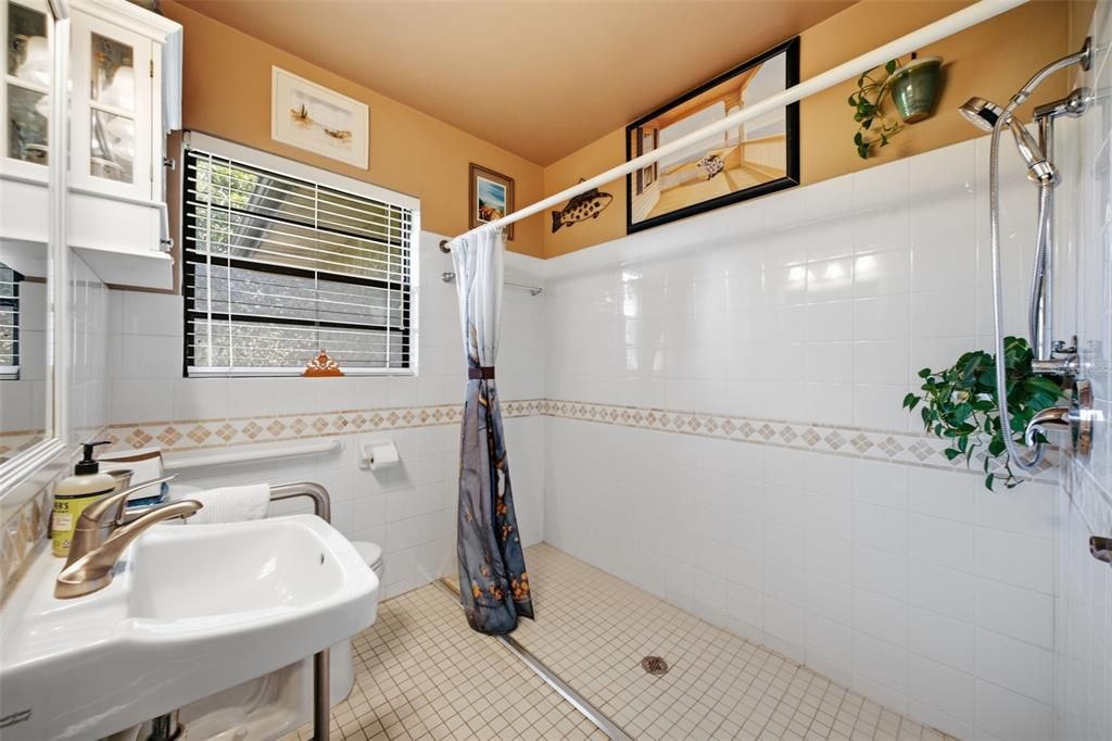 Activo con contrato: $579,000 (4 camas, 2 baños, 2058 Pies cuadrados)