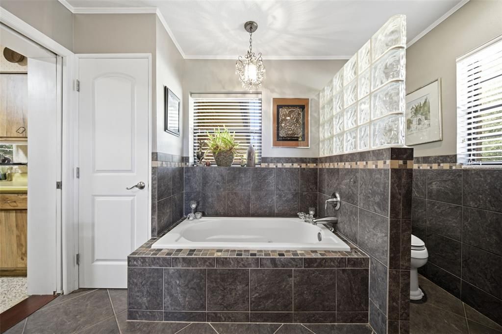 Activo con contrato: $579,000 (4 camas, 2 baños, 2058 Pies cuadrados)