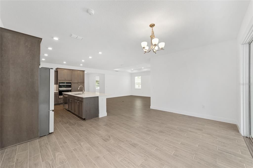 Под контрактом: $658,655 (3 спален, 3 ванн, 2211 Квадратных фут)