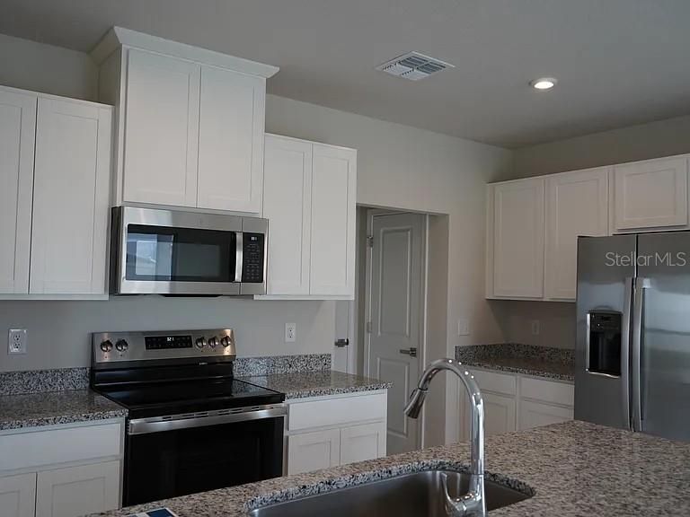 For Rent: $2,100 (4 beds, 2 baths, 1895 Square Feet)