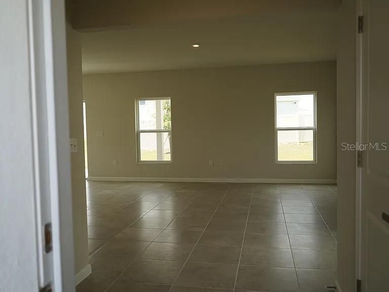 For Rent: $2,100 (4 beds, 2 baths, 1895 Square Feet)