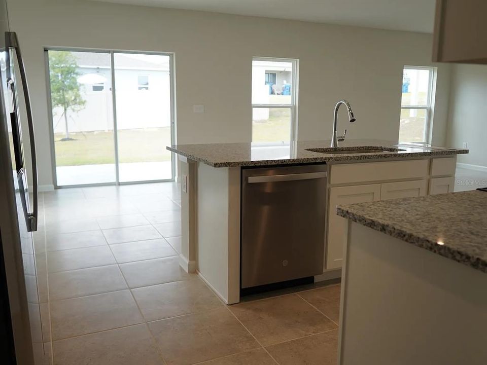 For Rent: $2,100 (4 beds, 2 baths, 1895 Square Feet)