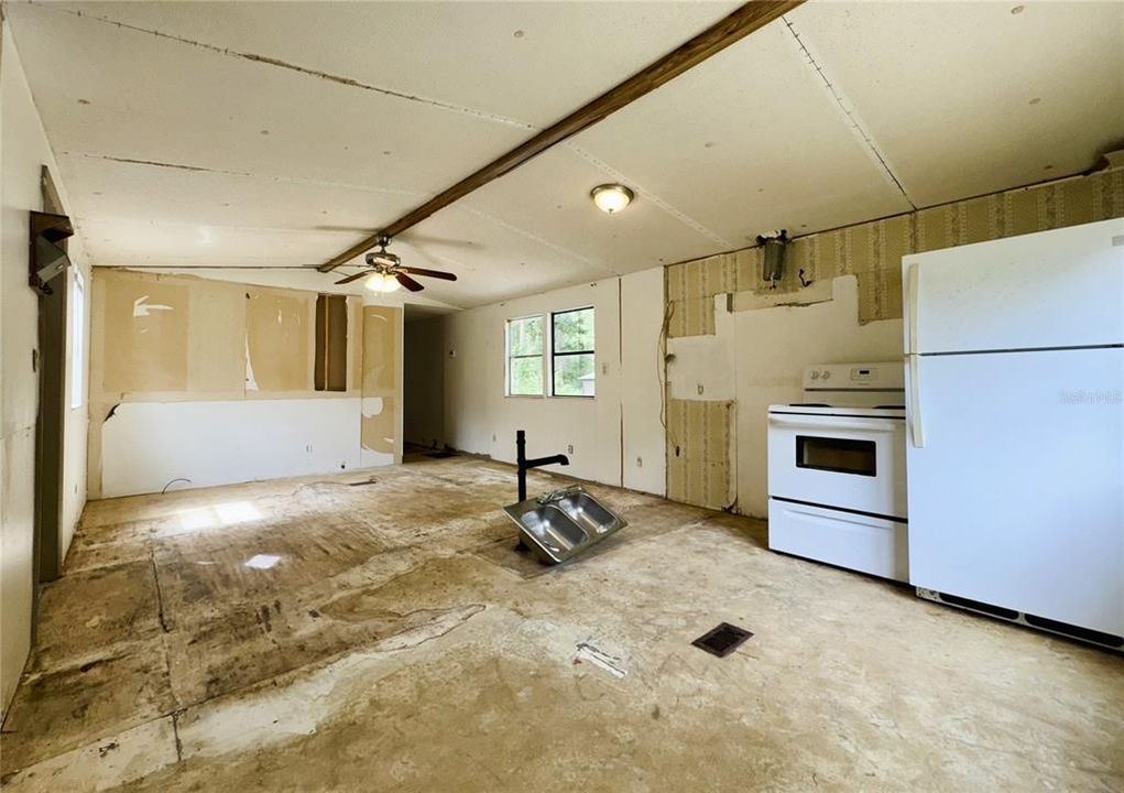 For Sale: $64,900 (2 beds, 1 baths, 672 Square Feet)