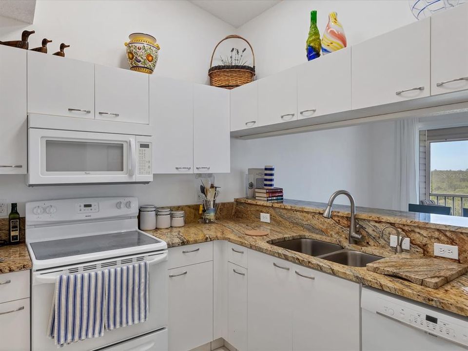 For Sale: $437,000 (2 beds, 2 baths, 980 Square Feet)