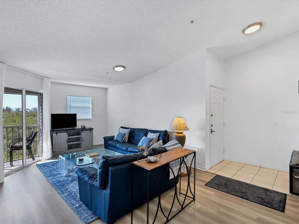 For Sale: $437,000 (2 beds, 2 baths, 980 Square Feet)