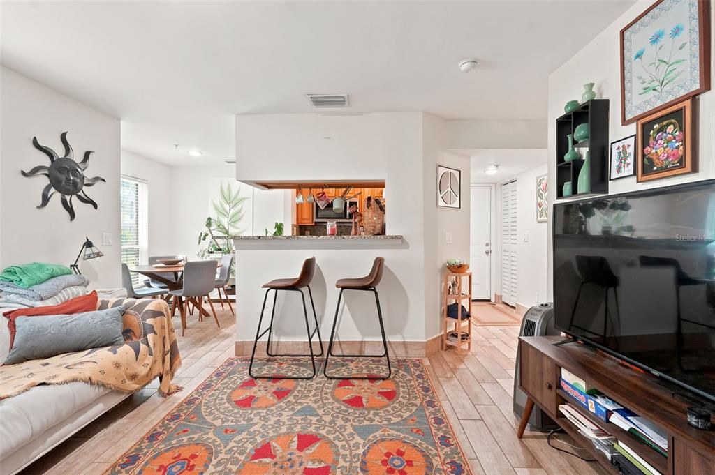 For Sale: $134,900 (1 beds, 1 baths, 581 Square Feet)
