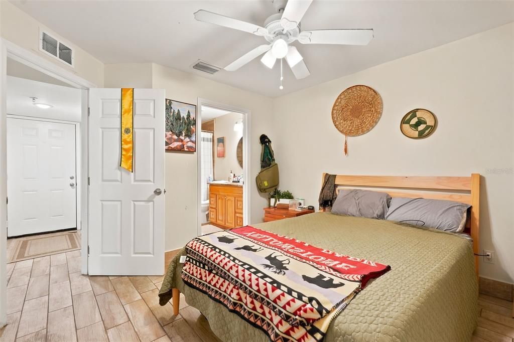 For Sale: $134,900 (1 beds, 1 baths, 581 Square Feet)