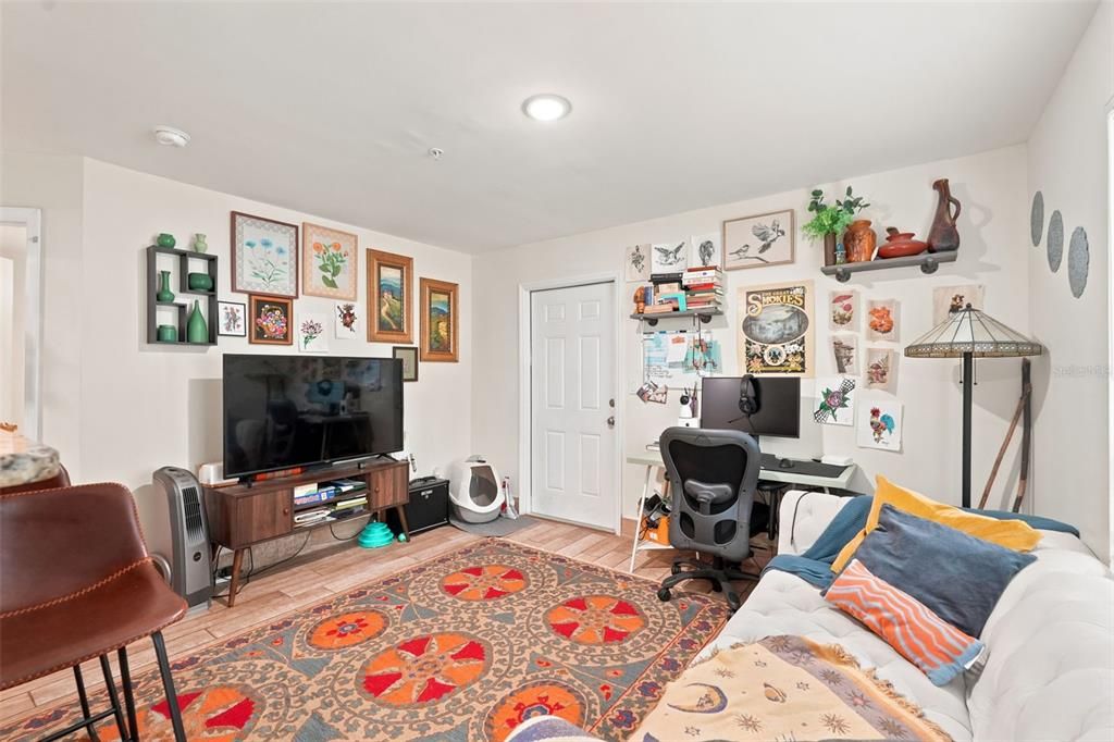 For Sale: $134,900 (1 beds, 1 baths, 581 Square Feet)