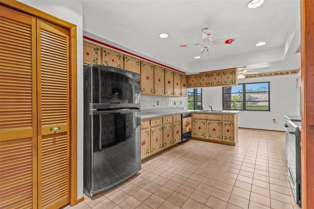 For Sale: $445,000 (3 beds, 2 baths, 1932 Square Feet)