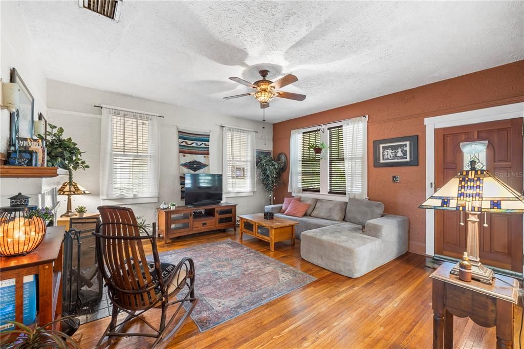 For Sale: $419,000 (3 beds, 1 baths, 1420 Square Feet)