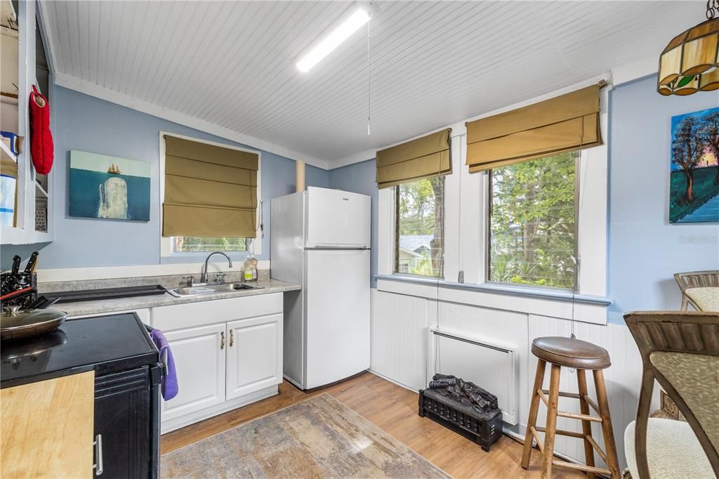 For Sale: $419,000 (3 beds, 1 baths, 1420 Square Feet)
