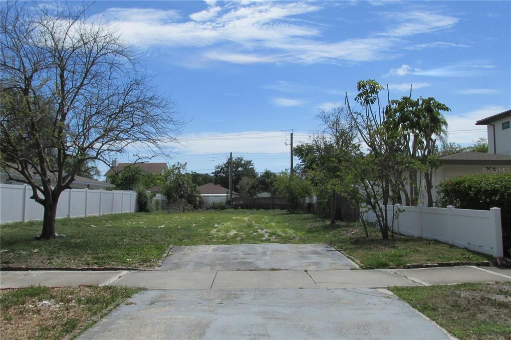 For Sale: $850,000 (0.17 acres)