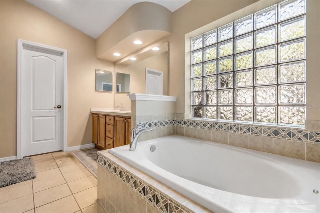 For Sale: $495,000 (4 beds, 2 baths, 2552 Square Feet)