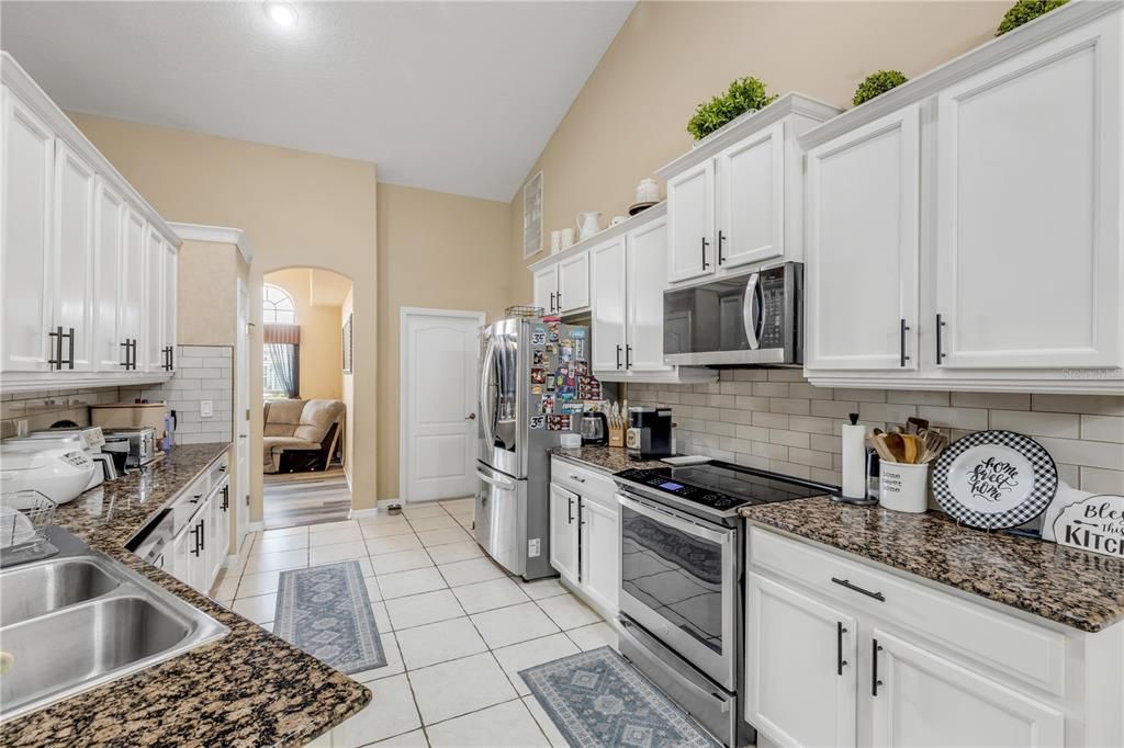For Sale: $495,000 (4 beds, 2 baths, 2552 Square Feet)
