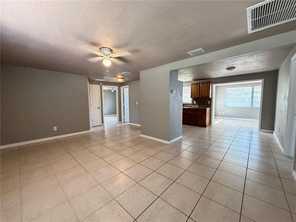 For Rent: $1,650 (2 beds, 1 baths, 1276 Square Feet)