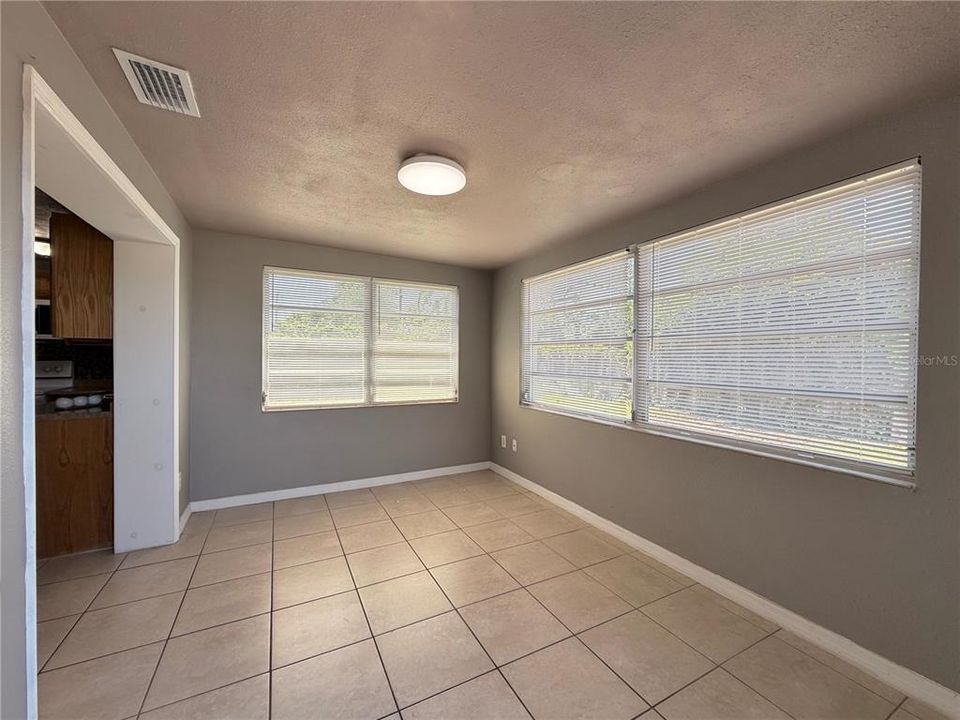 For Rent: $1,650 (2 beds, 1 baths, 1276 Square Feet)