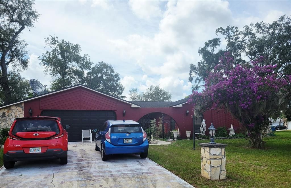 For Sale: $319,900 (3 beds, 2 baths, 2478 Square Feet)