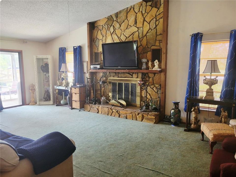 For Sale: $319,900 (3 beds, 2 baths, 2478 Square Feet)