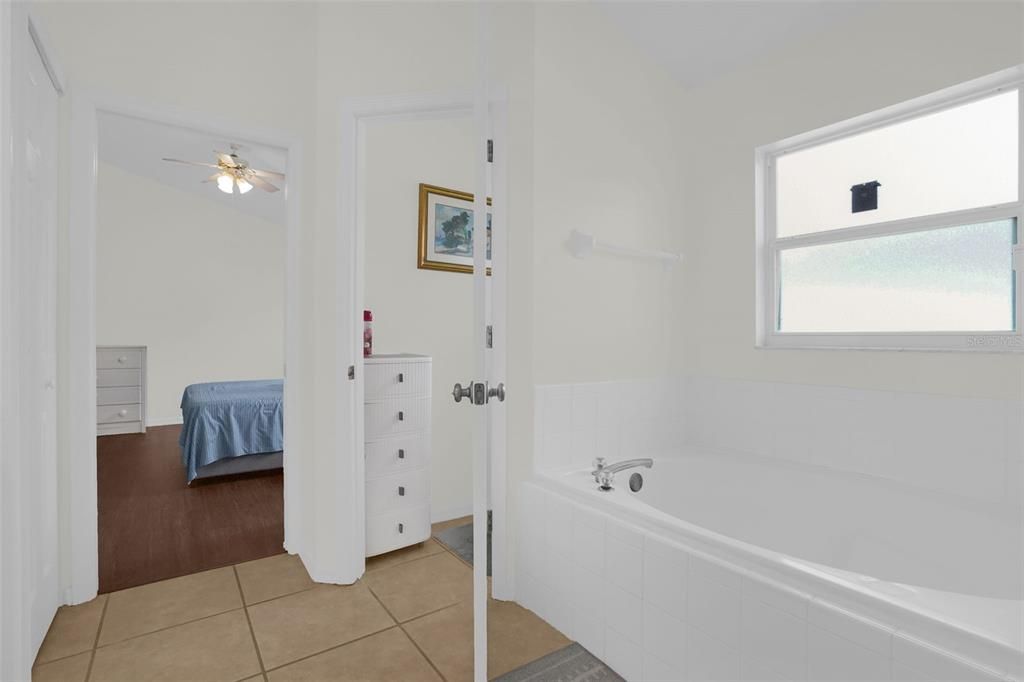 На продажу: $299,000 (3 спален, 2 ванн, 1562 Квадратных фут)