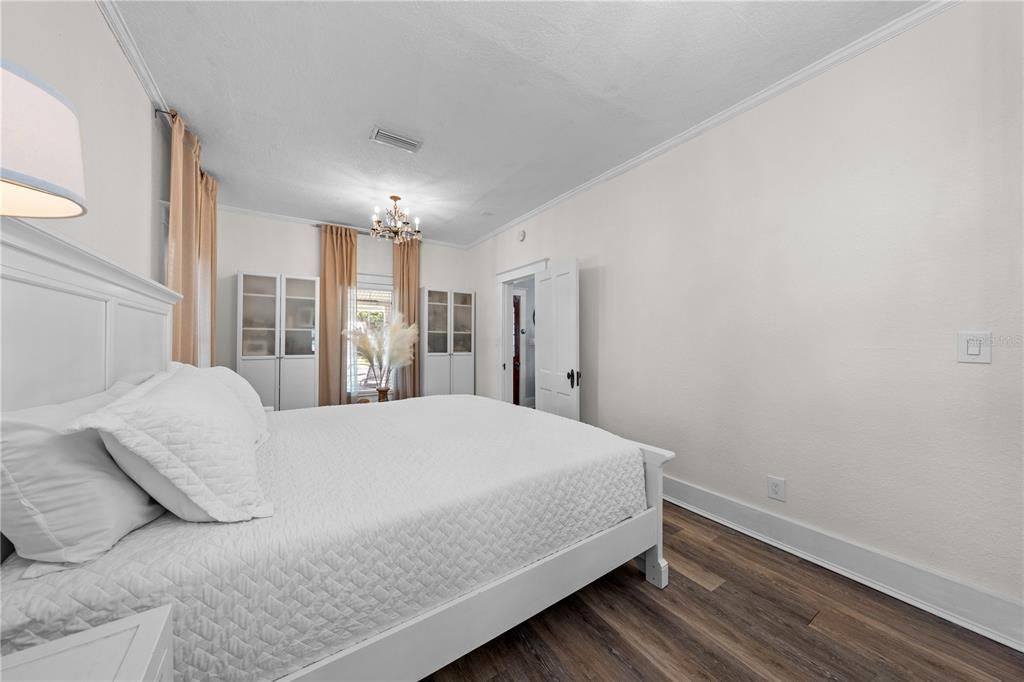 For Sale: $275,000 (1 beds, 1 baths, 782 Square Feet)