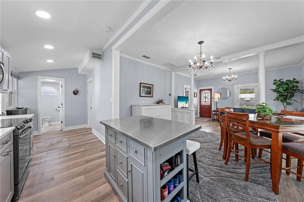 For Sale: $275,000 (1 beds, 1 baths, 782 Square Feet)