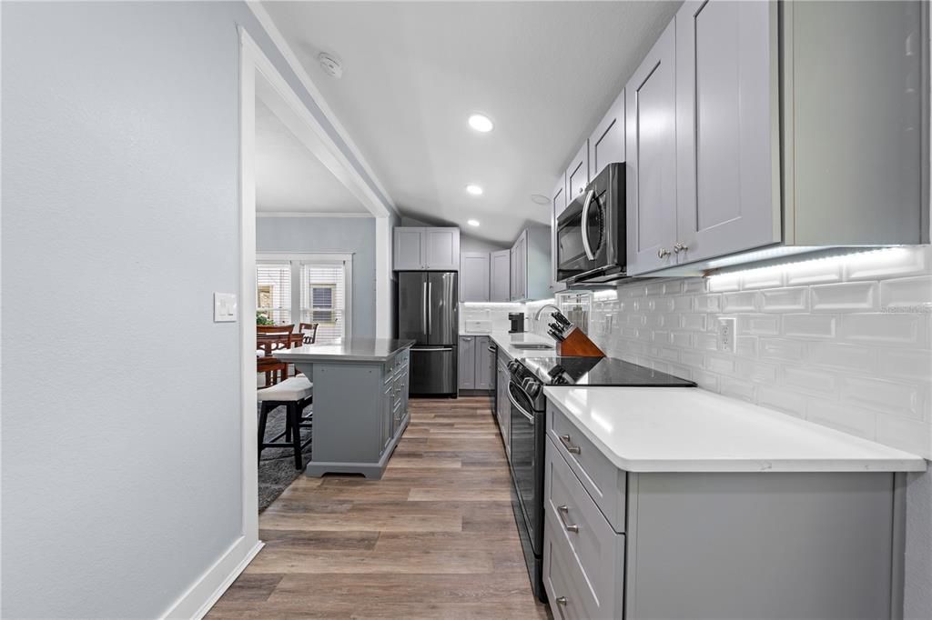 For Sale: $275,000 (1 beds, 1 baths, 782 Square Feet)