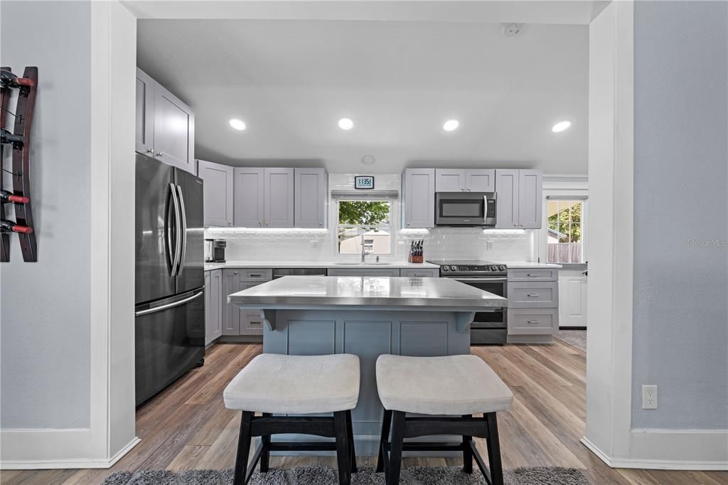 For Sale: $275,000 (1 beds, 1 baths, 782 Square Feet)
