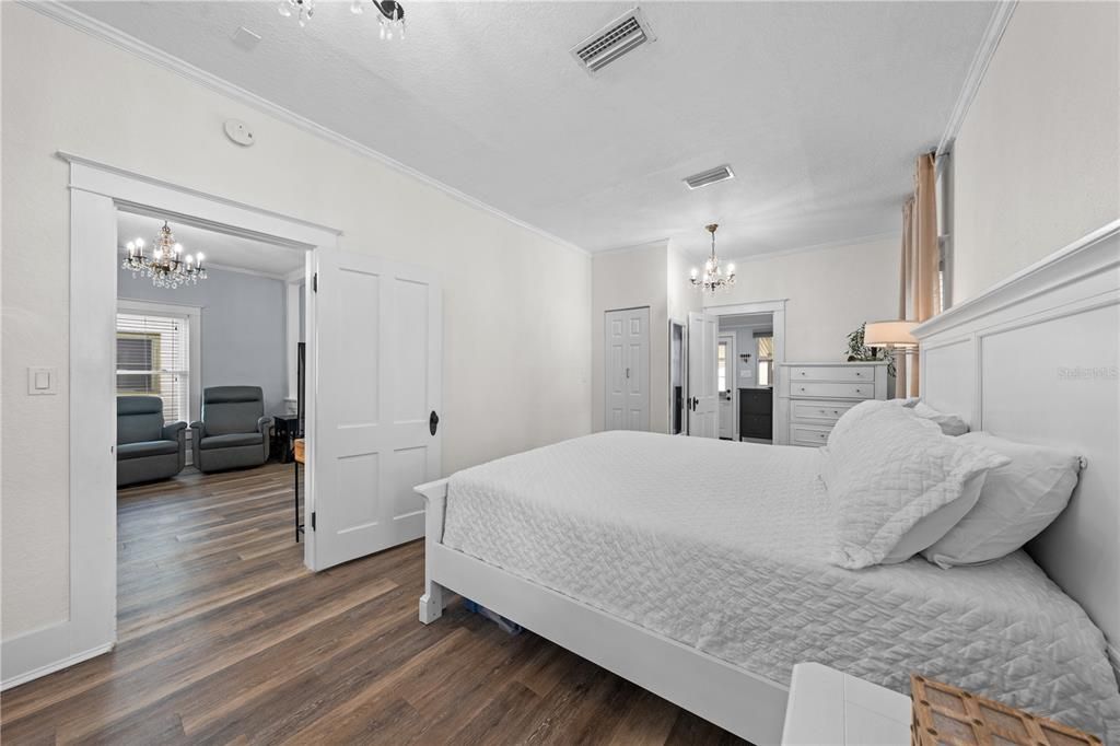 For Sale: $275,000 (1 beds, 1 baths, 782 Square Feet)