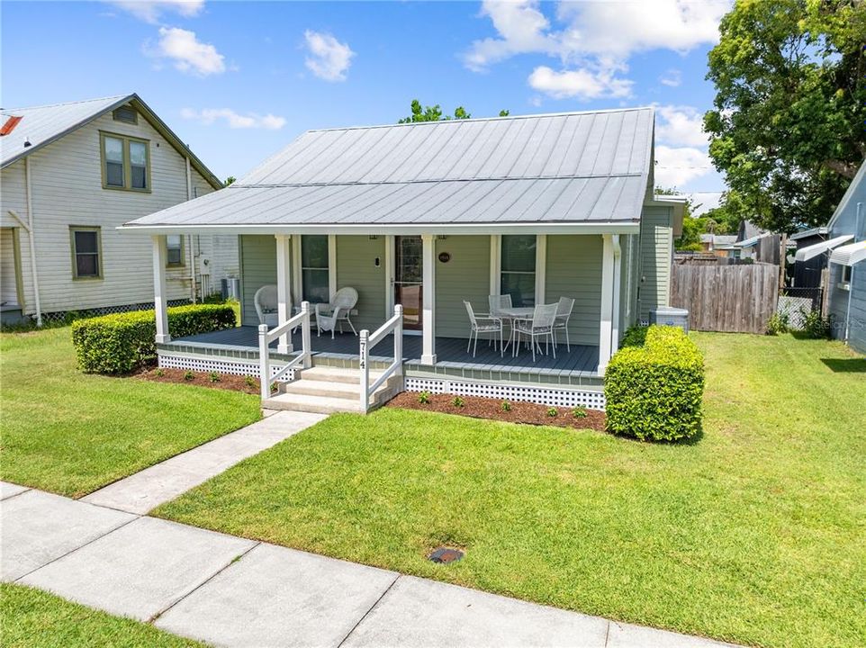 For Sale: $275,000 (1 beds, 1 baths, 782 Square Feet)