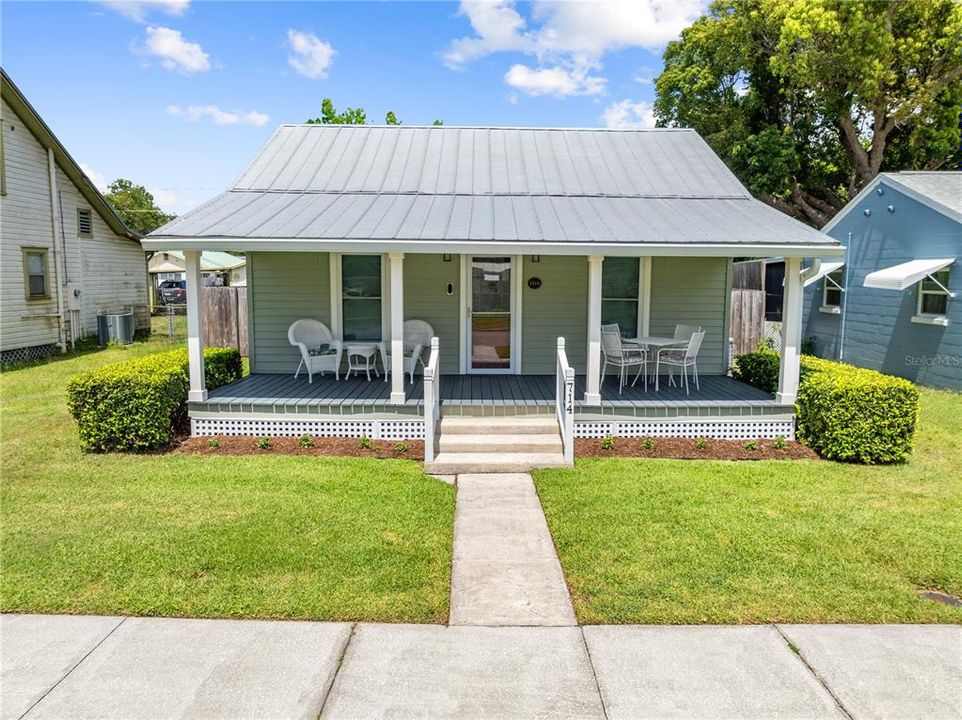 For Sale: $275,000 (1 beds, 1 baths, 782 Square Feet)