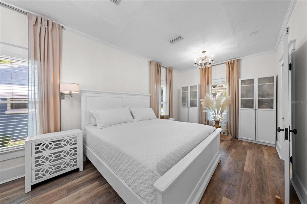 For Sale: $275,000 (1 beds, 1 baths, 782 Square Feet)