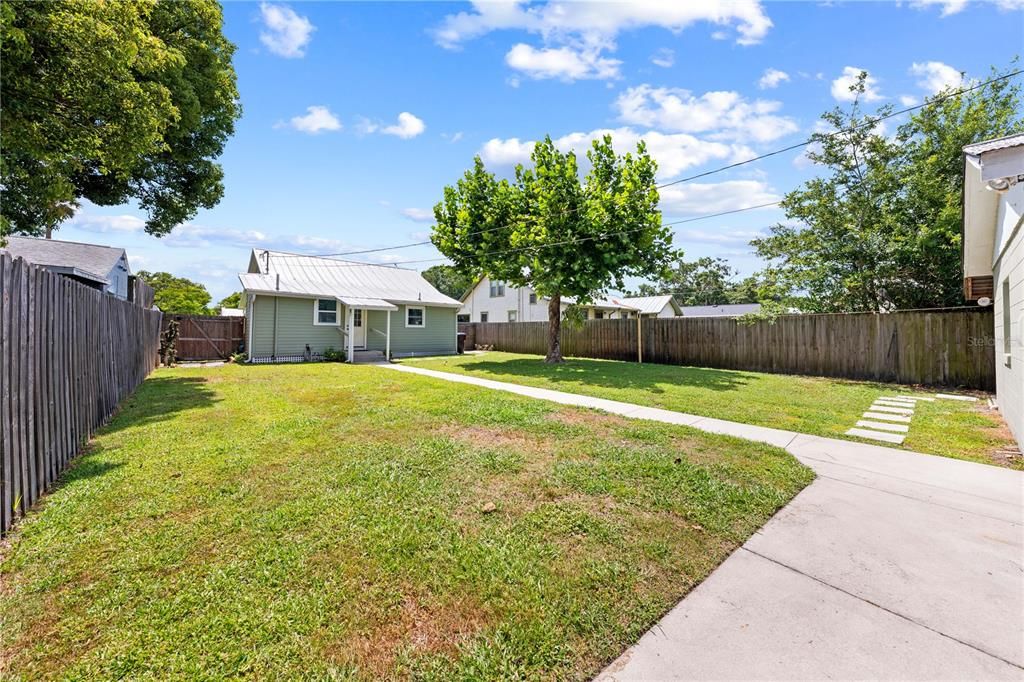For Sale: $275,000 (1 beds, 1 baths, 782 Square Feet)