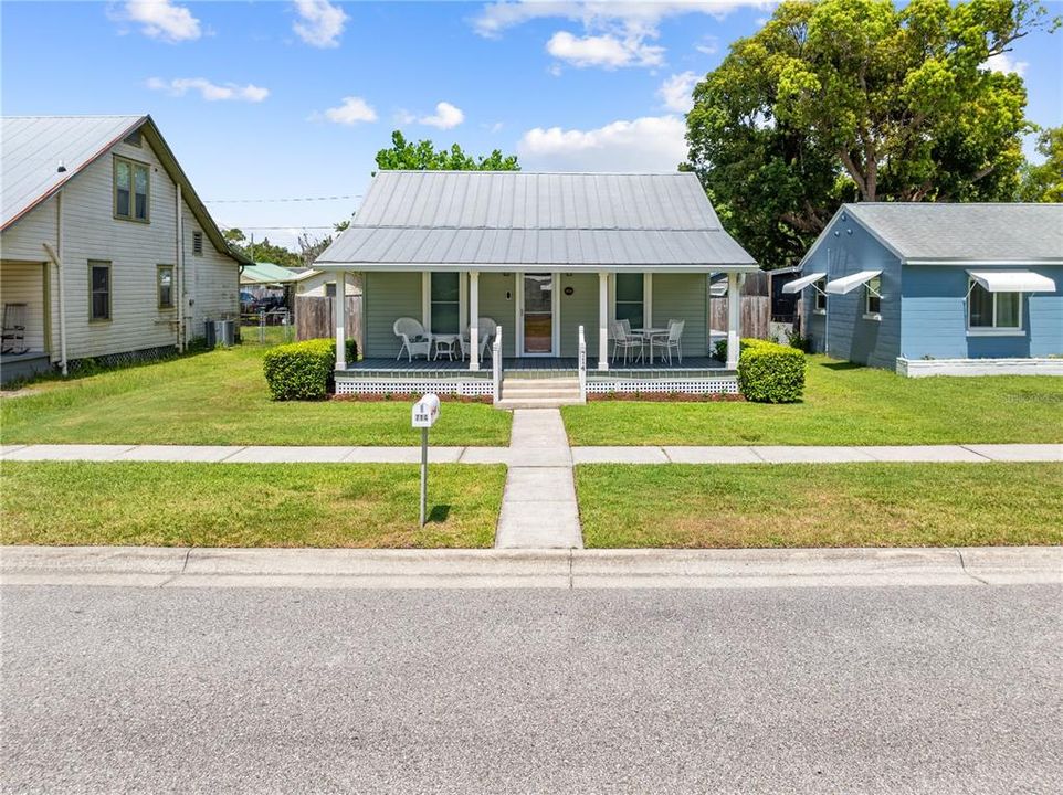 For Sale: $275,000 (1 beds, 1 baths, 782 Square Feet)
