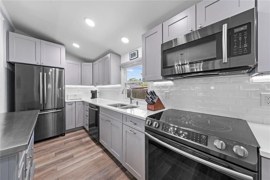 For Sale: $275,000 (1 beds, 1 baths, 782 Square Feet)